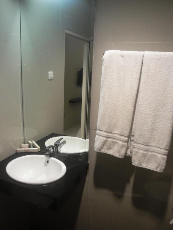 Max Hotel Makassar Bilik gambar